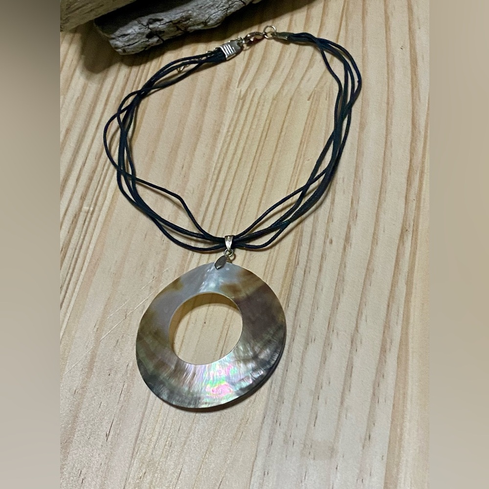 ✨18k GP seashell pendant necklace, and leather strap ✨